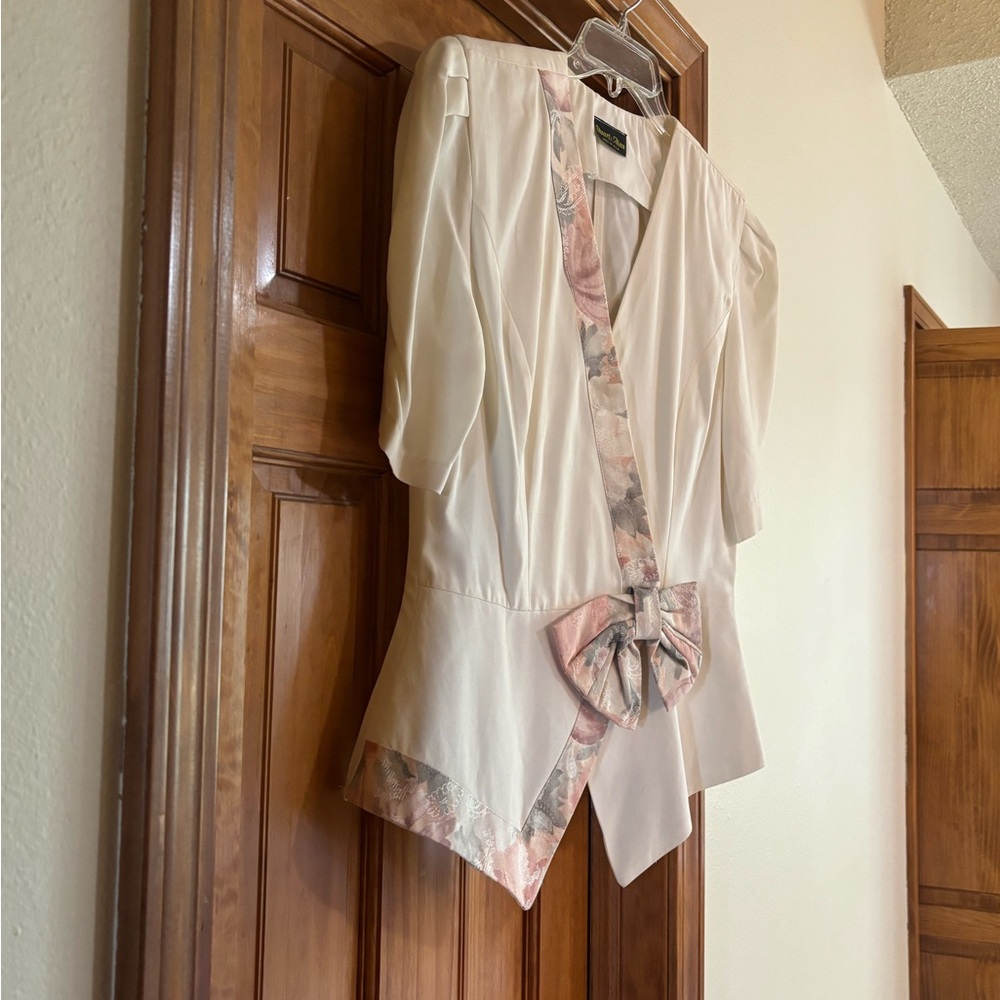 Vintage 90’s shirt with Floral Accents - Picture 9 of 15